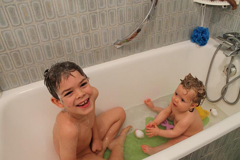 2013-12-30 Zelie assise dans le bain et Tim 005.JPG